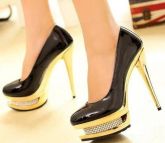 Sapatos super ousados, com muitas pedras strass